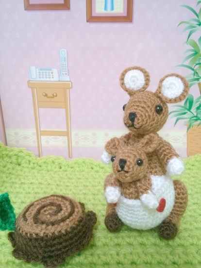 KNITn Plush カンガルーのロビー　ぬいぐるみ　編みぐるみ ニット カンガルーのあみぐるみの作り方｜あみぐるみ｜ぬいぐるみ・人形