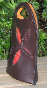 斜めから。赤い絹地にはエンジと黄色で刺繍がしてあるので、裏地は黄色の豚革を貼ってあります。