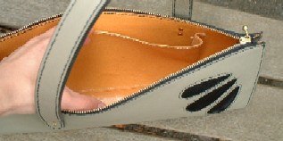 中は黄色の豚革です。