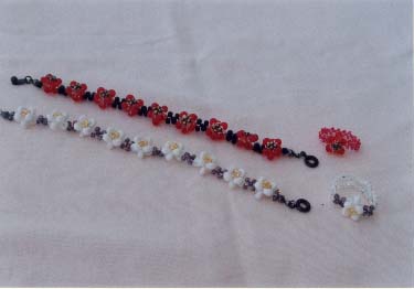 マットな白と、クリアーな赤で作りました。