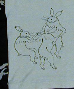 兎のダンスです。Ｔシャツの右前下に描いています。