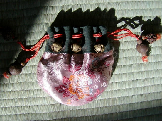 左右の菩提樹を引っ張ると開きます。