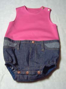 動きやすいようにニット生地を使いました。
パンツ部分はデニムよりも薄いダンガリー。