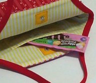 裏地は黄色のストライプ。