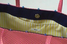 裏地は黄色のストライプ。
マグネットで閉まります。