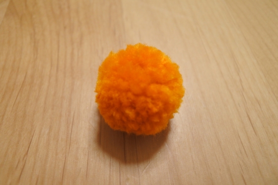 ④オレンジの毛糸で直径3cmくらいのポンポンを作る
※ポンポンメーカーで作ってもいいです。わたしは厚紙に毛糸を巻いて作りました。
※大きさはお好みですので、鏡餅っとのバランスを見て作ってください。