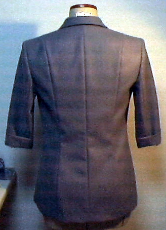 後ろからの写真。あら、なんかヘンテコなしわが。。。だって9号ボディ用に作ってないもんぅ！と言い訳してみたり。