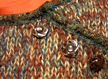 ボタンは可愛さを出したくて花にカットされたものを使っています。