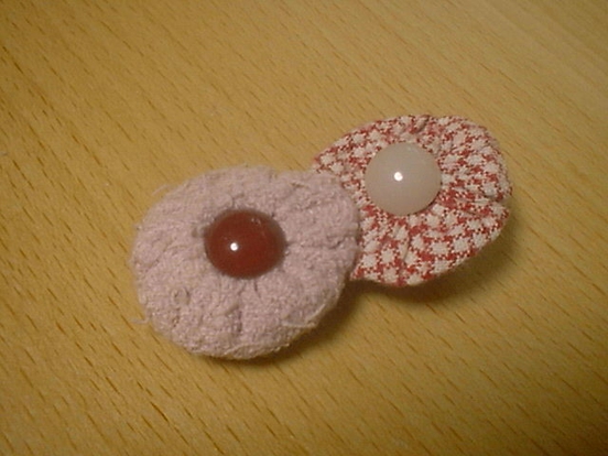 お花を服につけるつもりでしたが重そうだったので髪止めにしました。