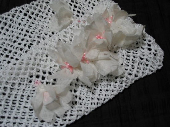 手袋はレース編みで、ティアラやドレスや手袋についている桜は麻の花びらにペップをつけました。