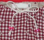 首まわりはコットン編みひもを通しました