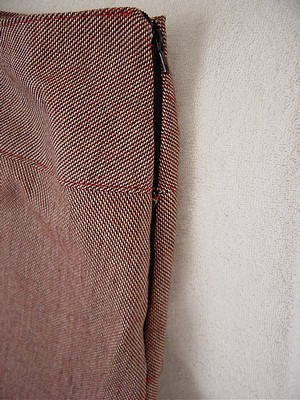 左脇のファスナー。初めてコンシールファスナー押さえを使いました。便利。