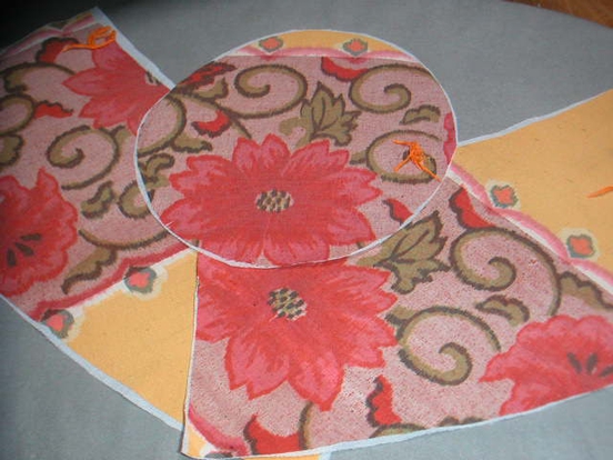 生地を裁断して芯を貼ります