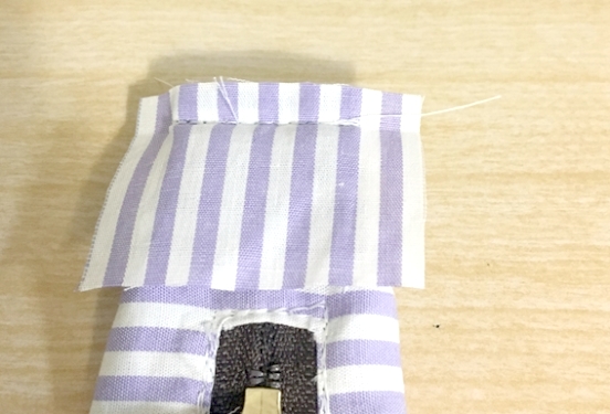 縫いしろを5ミリにカットし、パイピング布で縫いしろ部分を包む。