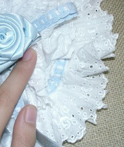 レースの下には水色のリボンを敷いてみたりして。