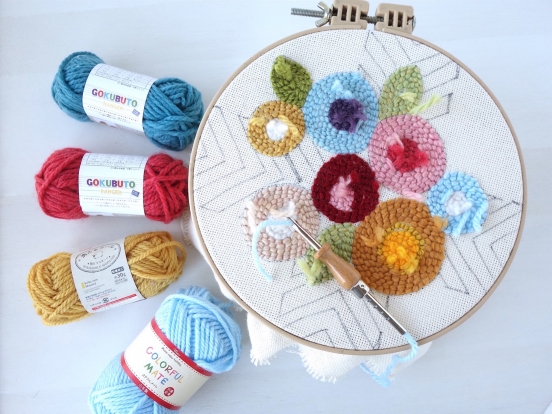 極太毛糸は¥100ショップのアクリルなどでOK！
ウール100%は逆に使いにくいですので、アクリルで大丈夫。