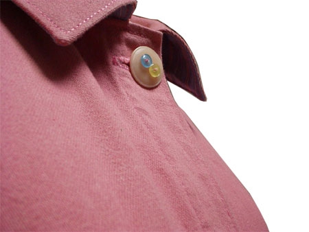 ボタンは一個。大きいボタンの上にカラフルな力ボタンが裏方ではなくメインで登場しています。