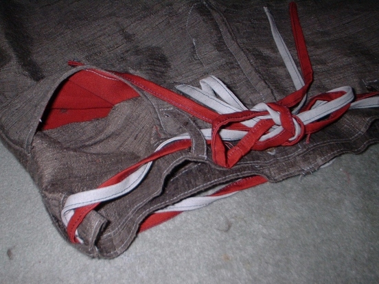 紐は赤と灰色で作り、ポケットの中も赤です。