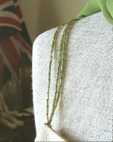 肩ヒモはアンティークのビーズです