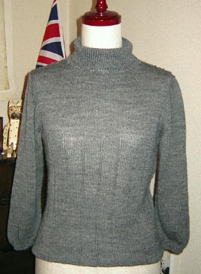 グレーの中細毛糸でシンプルに。七分袖なので若々しいです。