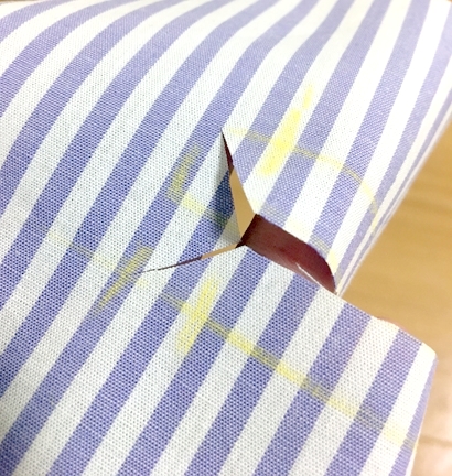 PDFをダウンロードし、型紙の通り布をカットしたら、裏表にそれぞれ接着芯を貼る。
合印を付ける。
真ん中に線の通り切込みを入れ、四角の線に沿ってアイロンで折り目を付ける。
このとき、角がきっちりでるようにアイロンをかけると仕上がりがきれい。