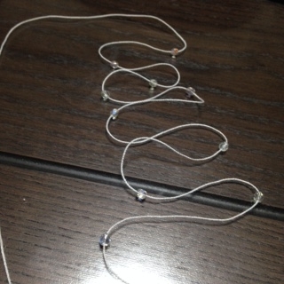 チェコビーズ１０個をあらかじめレース糸に通しておき、ラリエットを編み始める
（わかりにくい為、糸の色を代えててあります）