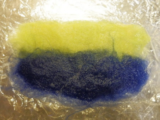 ビニール　プラスチックなどで型紙を作る
42.3度　300ｍｌのお湯に固形石鹸を削ったもの小さじ3分の2くらいを溶かし　石鹸水を作る。
羊毛フェルトをちぎってヨコ　タテに2回重ね（あき口以外は1㎝出す）石鹸水をかけて　手にビニールをかぶせてゴシゴシこする。

