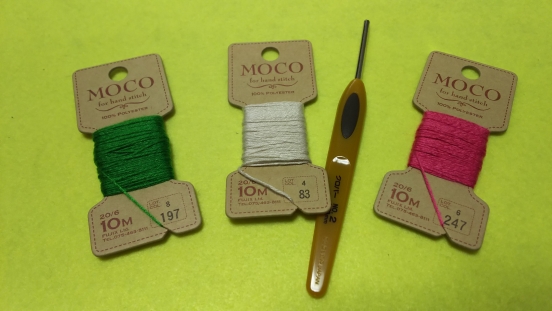 糸：MOCO　ピンク
＊持ち手のよりひもを中心に置き　
モレ（腰みの）のタッセル　8㎝35回巻きを作る。
糸：MOCO　ベージュ
＊体のキャップ　レース針2号でわの作り目
1段目－8目　2段目～6段目-12目
タッセルに上からかぶせる
糸：MOCO　ミドリ
タッセルの要領でウエスト位置に糸を巻き付ける
＊足：鎖70目　モレの中の持ち手に結ぶ　足先片結び
＊手：35目　首になる持ち手に結ぶ
　　
　　
