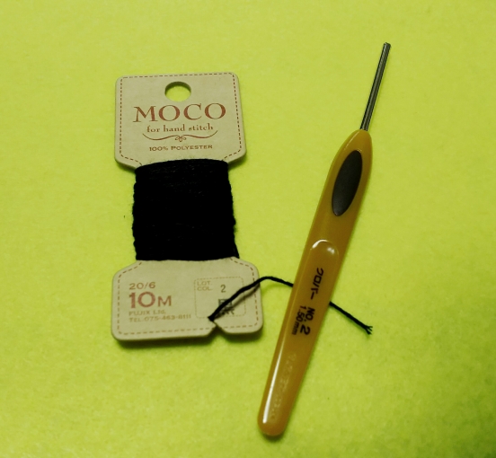 糸：MOCO　黒
髪：土台　輪からの作り目
1段目-7目　2段目-9目　3段目-11目
編み終わり段にフリンジの要領で髪を通す
本体持ち手にウッドビーズ・髪通し整える。
糸：MOCO　黄色
ヘットドレス：ウッドビーズの周りに合わせて
鎖で編む　刺繍をする
