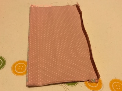 紐を作ります。
4cm×16cmの布は　布端を中心に折り込む様に4つ折りにしミシン掛けし16cmのひも状にします。
作った紐は 輪の部分のJに挟み込みます。